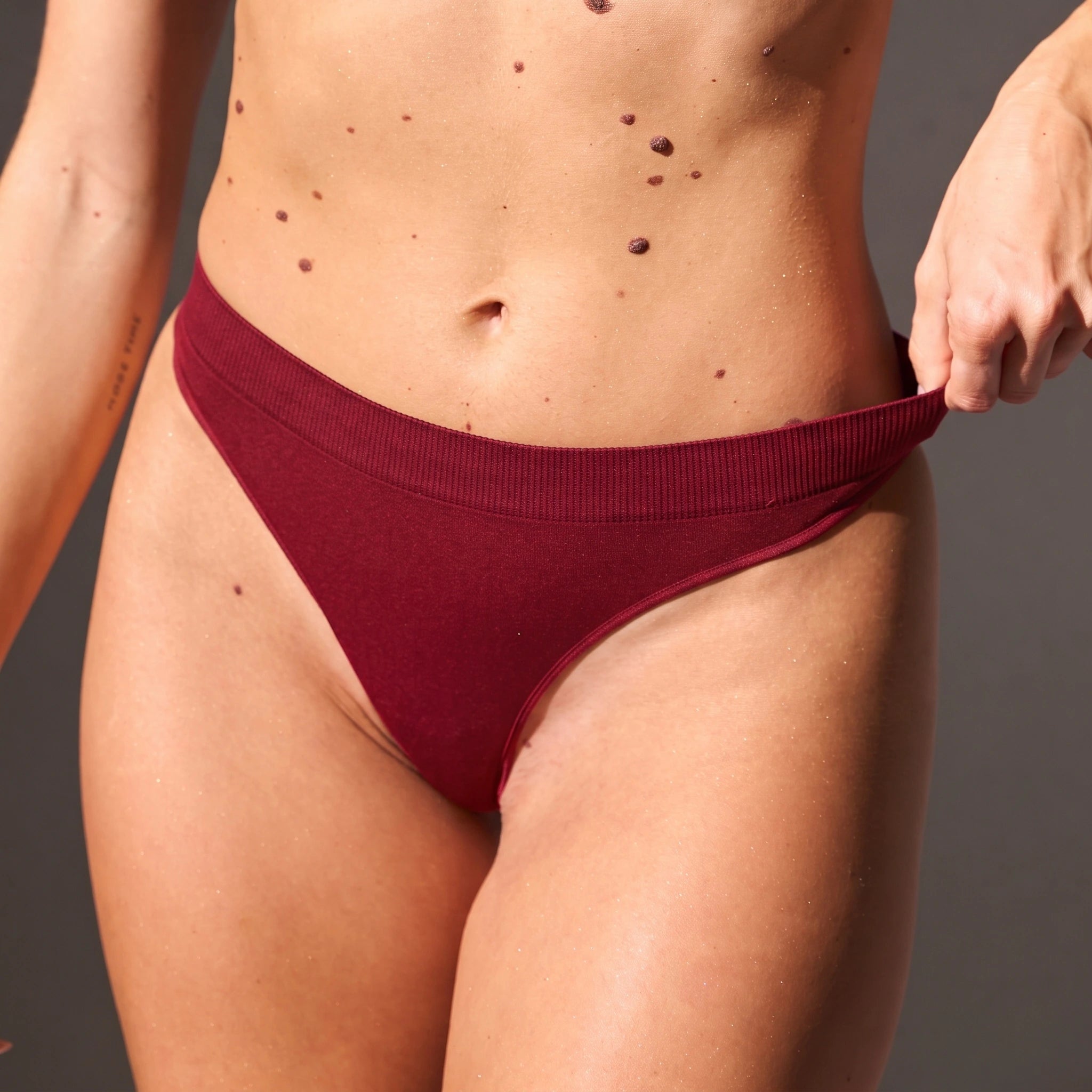 Seamless Strings | Classic Red – 3