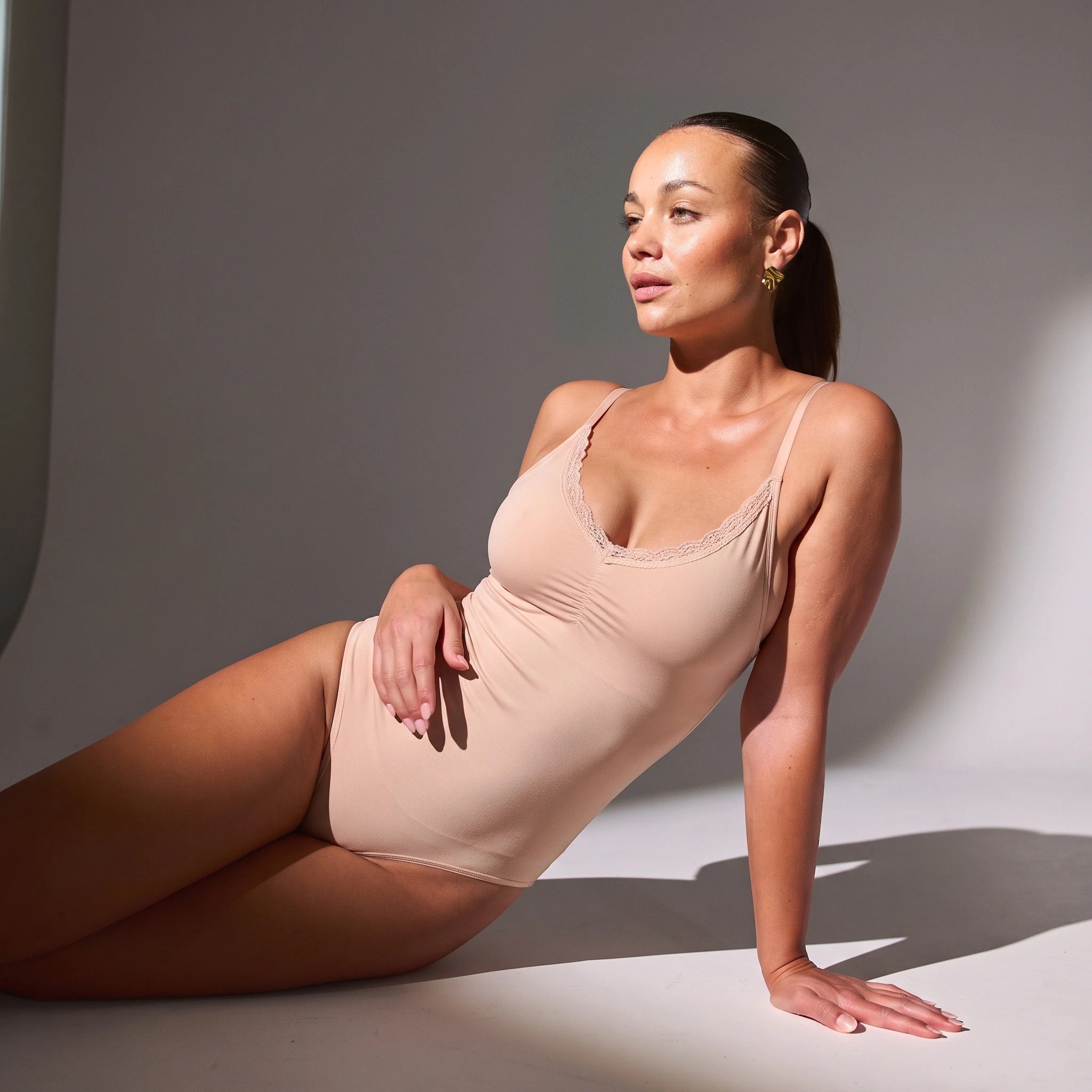 Shaping Body mit Spitze | Beige – 4